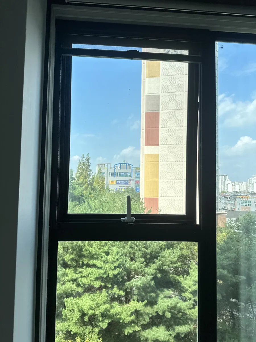 창짝이 비틀려 프레임에서 벌어진 시스템창문 수리 이전 큰 상단 개폐창