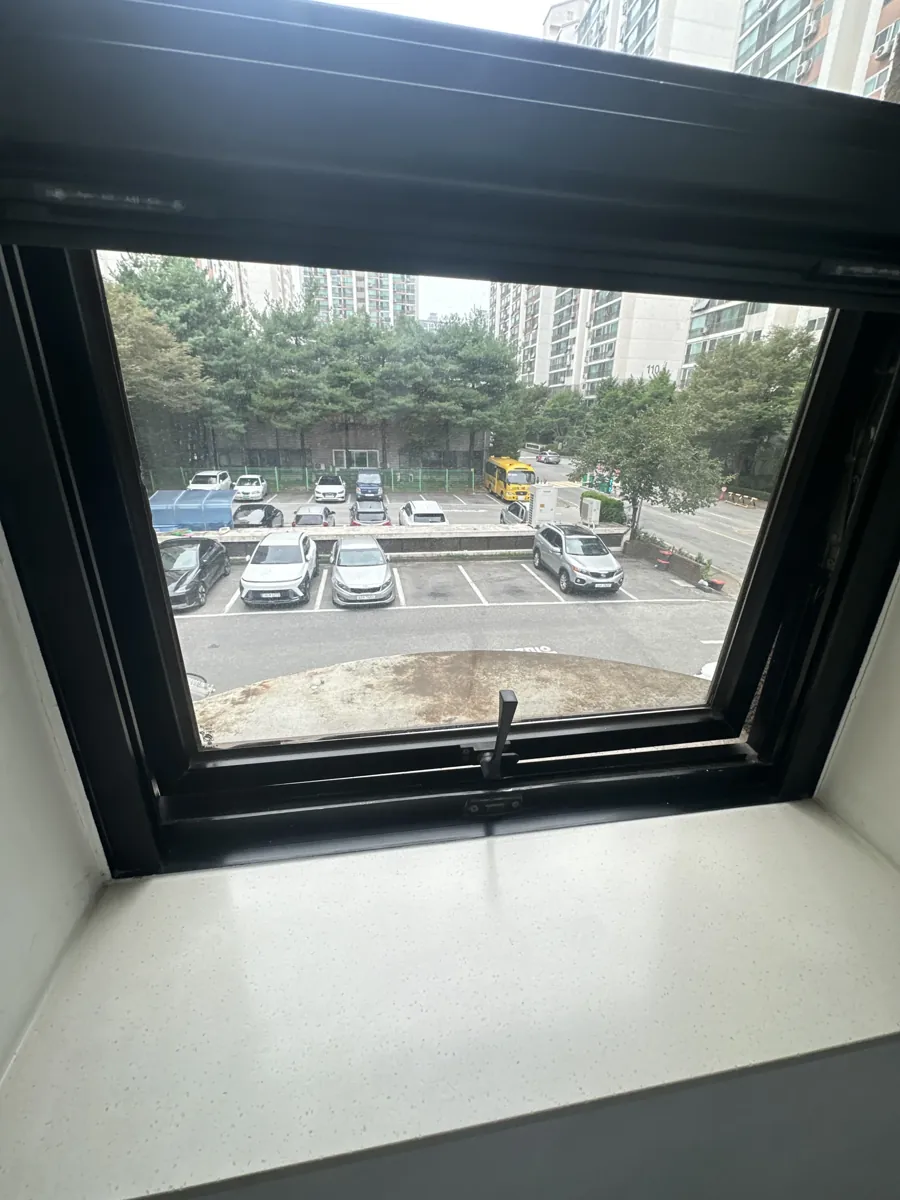 창짝 가장자리가 휘어 들뜬 상단 개폐창 수리 이전 상단 개폐창