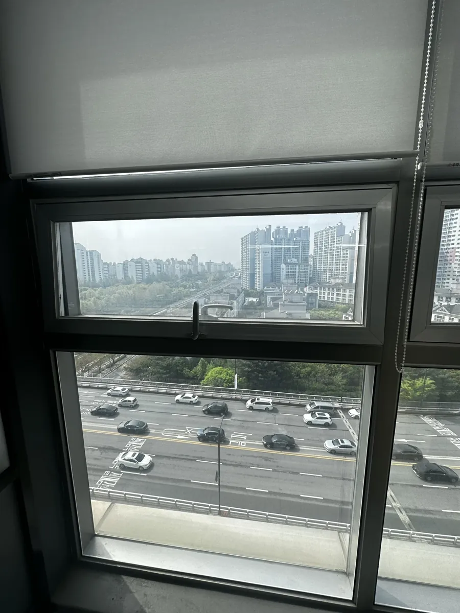 전혀 열리지 않던 고층부 상단 개폐창 수리 이전 고층부 상단 개폐창